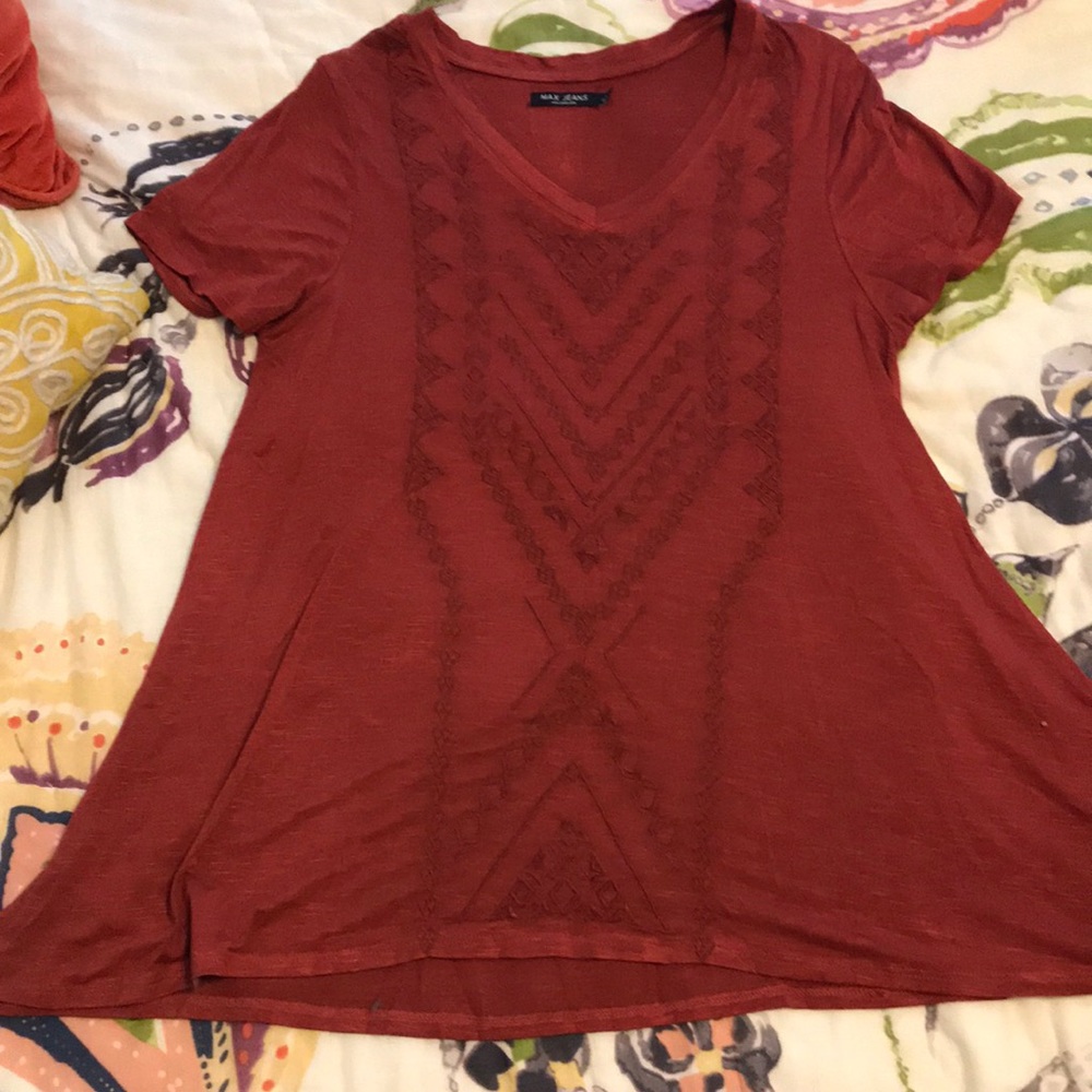 V neck tee with beautiful stitching detail